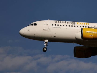 Un avión de Vueling aterriza en el aeropuerto de Barcelona-El Prat.