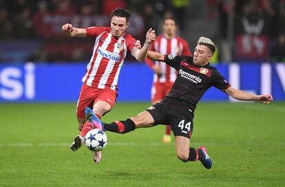 Kevin Kampl y Saul Níguez luchan por el balón en un momento del partido.