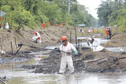 Trabajadores de empresas contratadas por Petroperú, durante su labor de limpieza y remediación del derrame de Monterrico del pasado 24 de septiembre.