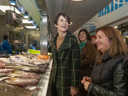 La portavoz nacional y candidata a la Presidencia de la Xunta, Ana Pontón (segunda por la derecha), acompañada de la número uno de la lista por la provincia de Lugo, Olaia Roril, durante su visita a la praza de abastos de Lugo este sábado.