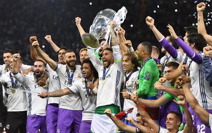 El capitán del Sergio Ramos levanta la Copa de la Champios League tras derrotar por 1– 4 al Juventus en la ciudad de Caradiff (Gales). El Real Madrid es el único equipo en la historia de la Champions League que ha levantado dos títulos consecutivos.