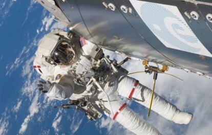 Un astronauta, junto a la antena del receptor de señales de barcos en la ISS en noviembre de 2009.