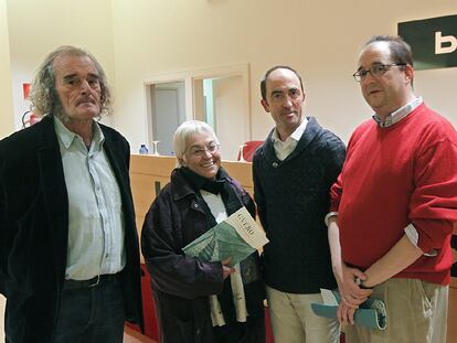 De izquierda a derecha, los escritores Álvaro Gurrea, Toti Martínez de Lezea, José Luis Urrutia y Pedro Ugarte, ayer en Bilbao antes de la presentación de la publicación <i>Gvero</i><b>, editada por EL PAÍS y BBK.</b>