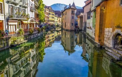 Uno de los canales que atraviesa la ciudad alpina de Annecy.
