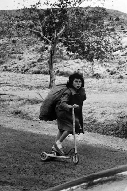 'Niña con patinete, 1954-59..'. Ontañón "descubrió la fotografía en 1956, siendo un joven empleado de banca, cuando casualmente llevaba los recibos a un laboratorio fotográfico", cuenta Laura Terré en el catálogo de la exposición.