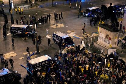 Los alrededor de 200 "indignados" que permanecían en la Puerta del Sol después de la primera de las concentraciones autorizadas por la Delegación del Gobierno en Madrid, han sido desalojados de la plaza sobre las 5:00 horas.