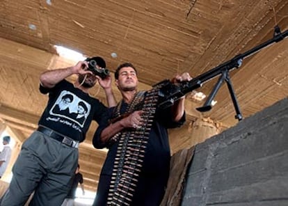 Dos milicianos del Ejército del Mahdi vigilan las posiciones de los <i>marines</i> estadounidenses en la mezquita de Alí en Nayaf.