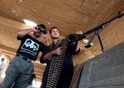 Dos milicianos del Ejército del Mahdi vigilan las posiciones de los <i>marines</i> estadounidenses en la mezquita de Alí en Nayaf.