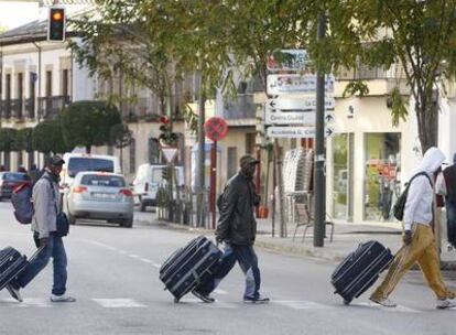 Un grupo de africanos vuelve  al polideportivo tras pasar el día en la estación de autobuses.