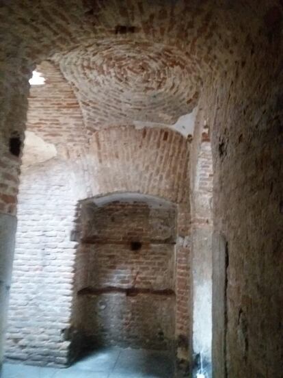 Las primeras fotografías de los restos demuestran la importancia de los sótanos de la parte eliminada hace algo más de un siglo del palacio de Godoy.