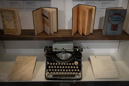 Libros de los hermanos Machado en la exposición en la antigua Fábrica de Artillería de Sevilla.