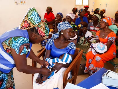 Una enfermera le pone una vacuna contra la malaria a un bebé en un centro de salud en Datcheka, Camerún , este lunes.