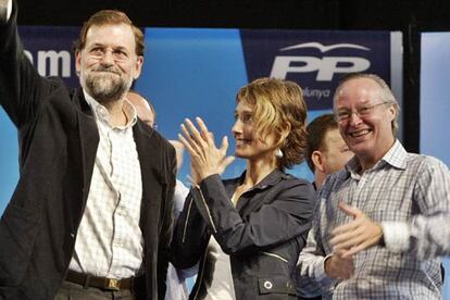 El presidente del PP, Mariano Rajoy ha apoyado la candidatura de Josep Piqué, presidente del PPC, a la Generalitat. Ambos han estado acompañados por la número dos por Barcelona de la candidatura del partido al Gobierno catalán, Montserrat Nebrera, durante el almuerzo-mitin que han celebrado previo al inicio de la campaña.