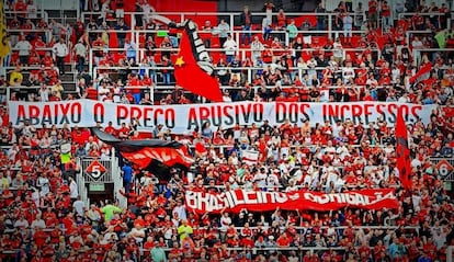 Torcida do Flamengo protesta contra ingressos caros na Ilha do Urubu.