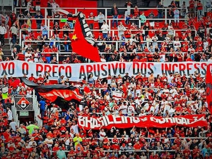 Torcida do Flamengo protesta contra ingressos caros na Ilha do Urubu.