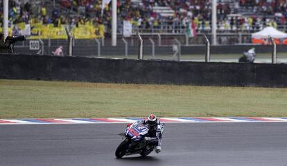 Lorenzo, durante la carrera, antes de la caída.