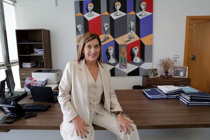 María José Sáenz de Buruaga, sentada en la mesa del despacho de la presidencia de Cantabria.