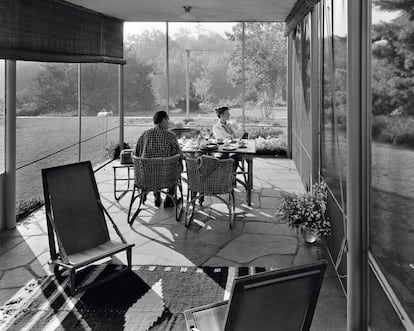 El arquitecto y su esposa desayunan en el porche de la Casa Gropius.