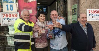 Mari Asun Henares celebra con su marido Juan Amancio Rivera (a su izquierda) y dos vecinos de Derio la fortuna que han repartido con un décimo del Gordo.