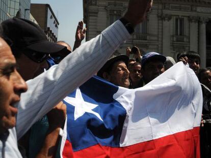 Grupo de chilenos durante protesto, em Santiago do Chile.
