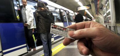 Un usuario muestra un metrobús en el metro.