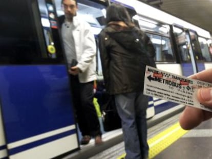Un usuario muestra un metrobús en el metro.