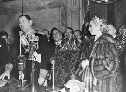 Juan Domingo Perón y su esposa, Eva Duarte, en la jura como presidente del primero, el 4 de junio de 1952.