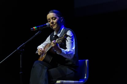 La cantante Valeria Castro, durante su actuación. 