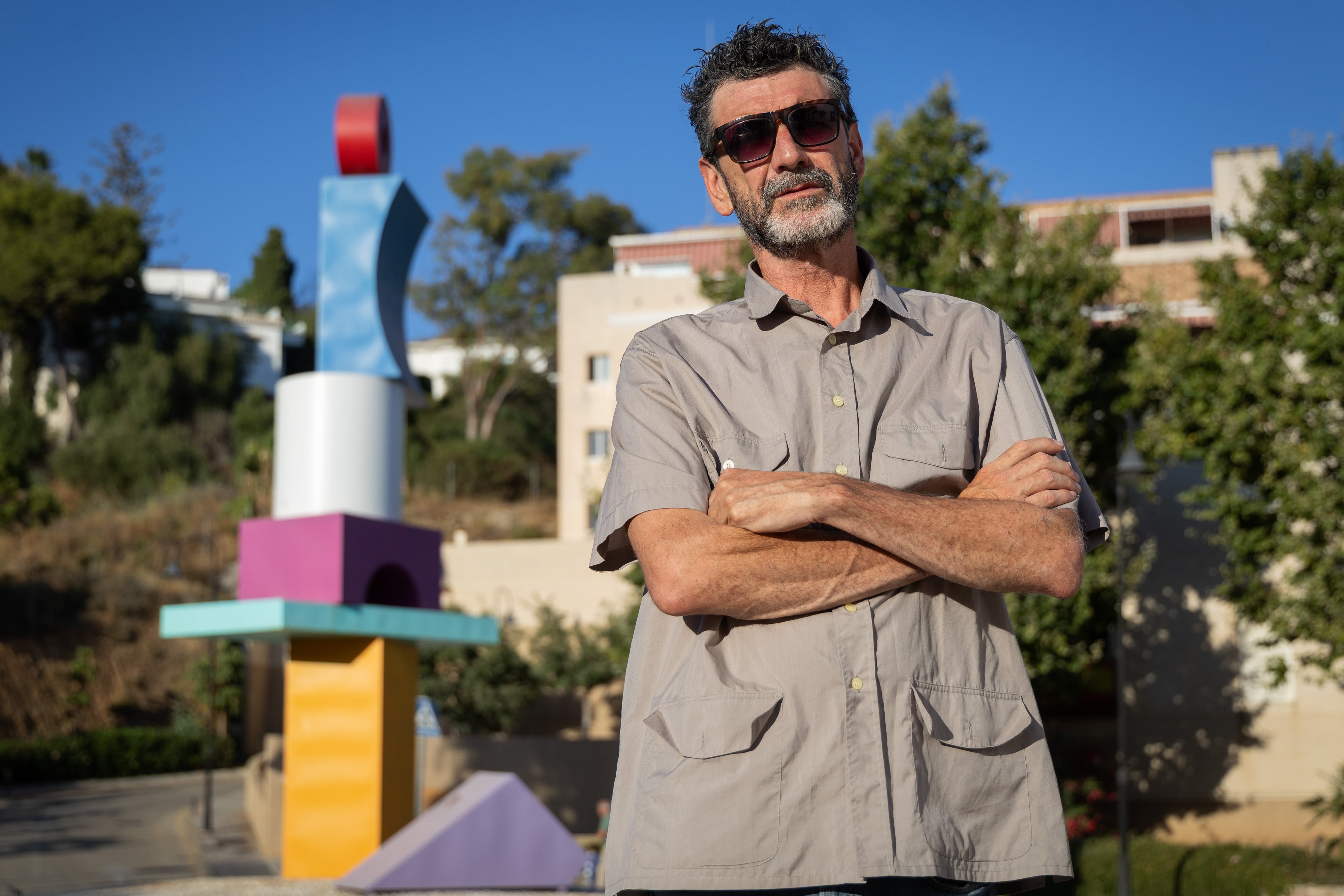 Juanma Reyes posa frente a su escultura, en Mijas (Málaga).