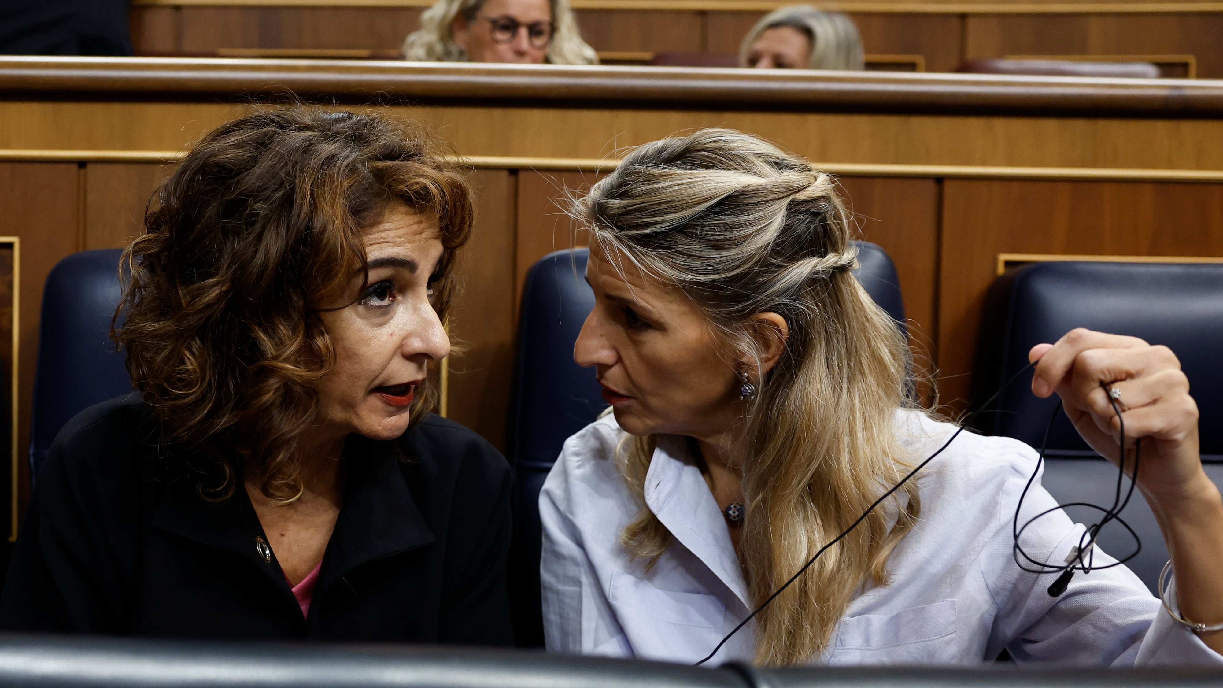 Las vicepresidentas primera, María Jesús Montero (i) y segunda, Yolanda Díaz, durante una sesión de control al Gobierno, el pasado octubre