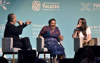 Rigoberta Menchú, entre Miguel Bosé y la cantante mexicana Joy Huerta. 