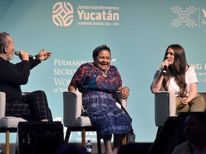 Rigoberta Menchú, entre Miguel Bosé y la cantante mexicana Joy Huerta. 