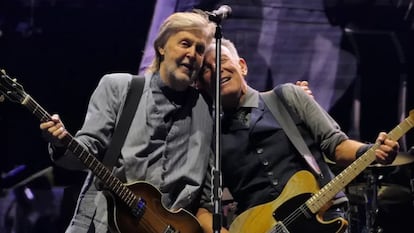 Paul McCartney y Bruce Springsteen actuando ayer en el estadio Anfield, Liverpool.