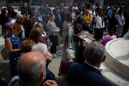DVD 1213. Madrid, 19/05/2024. Entrega del Jachkar, cruz de la iglesia armenia a la Iglesia Catlooca, en la Catedral de La Almudena. (Foto: JUAN BARBOSA) .