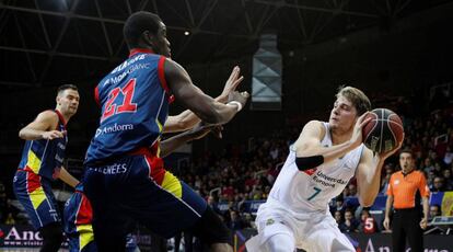 Doncic busca hueco ante Diagne