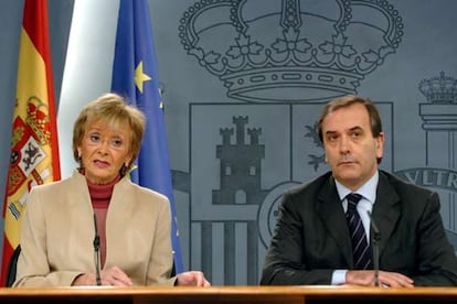 La vicepresidenta del Gobierno, María Teresa Fernández de la Vega, y el ministro del Interior, José Antonio Alonso, en la rueda de prensa posterior al Consejo de Ministros del pasado viernes.