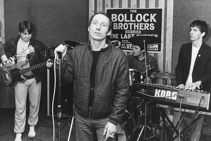Fagan, junto al grupo punk ‘Bollock Brothers’ en 1983.