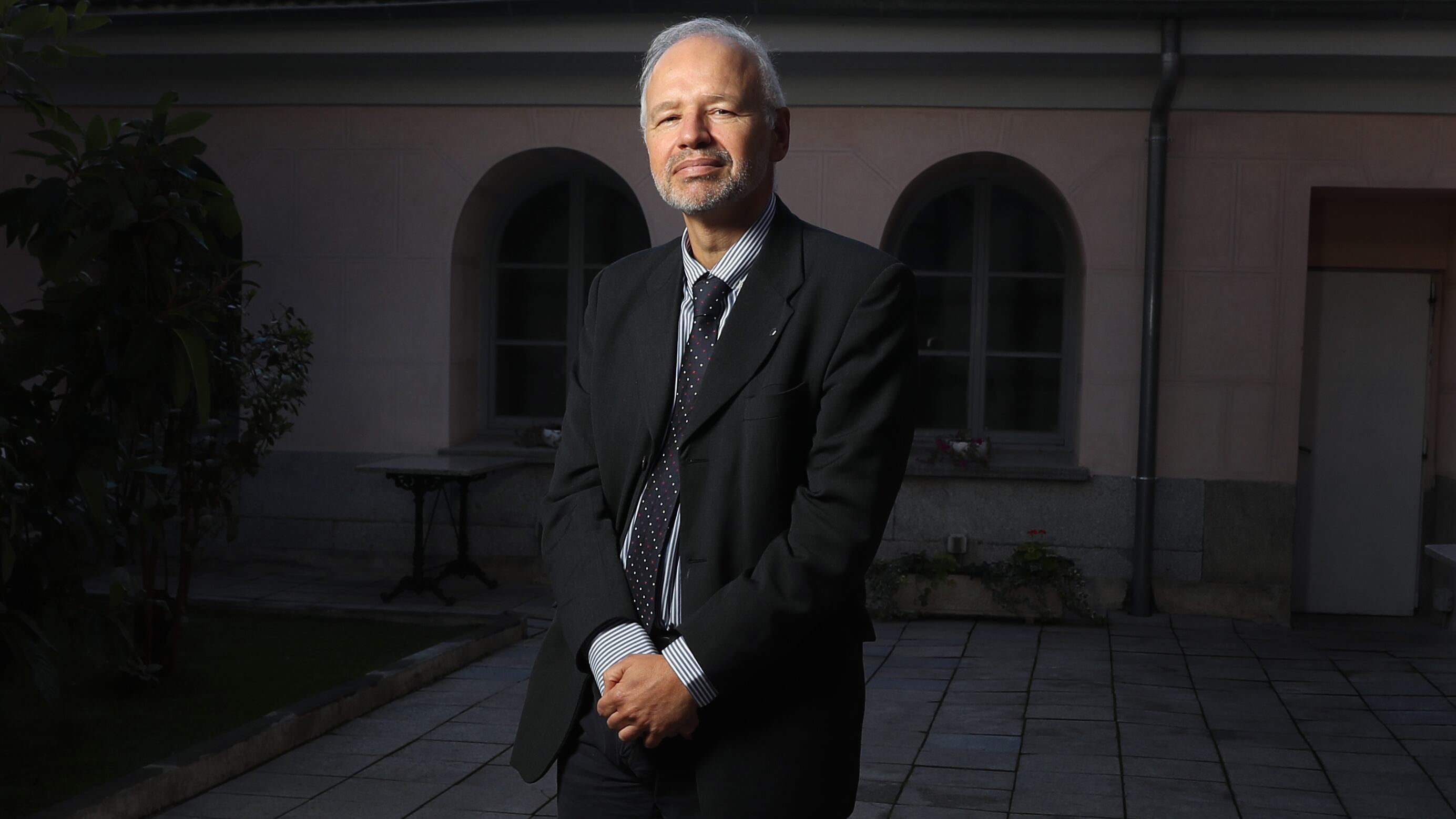 Manuel Martínez-Selles, presidente del Colegio de Médicos de Madrid, en el patio de la sede del organismo.  