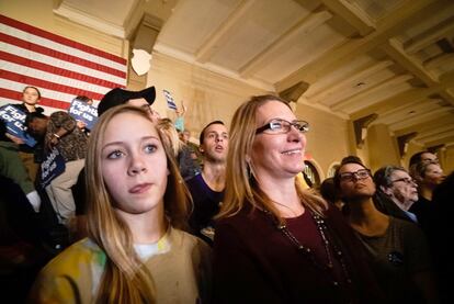 Espectadoras del evento de Clinton esperan su llegada.