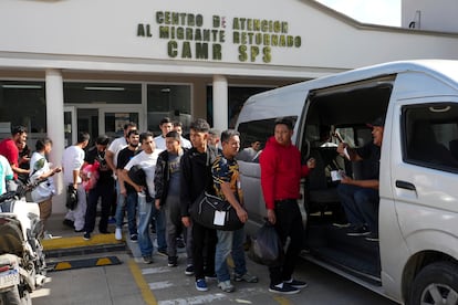 Migrantes hondureños deportados, en el Aeropuerto Ramón Villeda, en San Pedro Sula, Honduras, en diciembre de 2024.