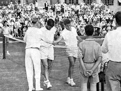 Roy Emerson y Manolo Santana, grandes amigos, se saludan al término de su partido, ganado por el español, en la final de 1965.