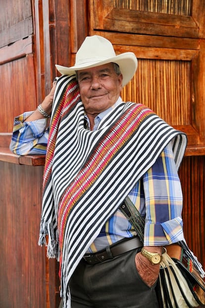 Sombrero aguadero y poncho, como los que luce este señor del pueblo de Salento, es todavía la vestimenta habitual de la gente mayor en algunos de los pueblos del Eje Cafetero.