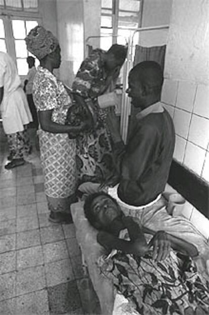 Un enfermo de sida, en un hospital de Kinshasa, en el ex Zaire.