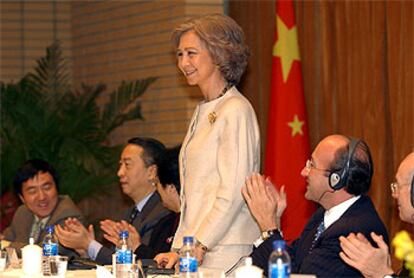 La Reina recibe el aplauso de los miembros de la Universidad de Beiwai. A la derecha, Miguel Ángel Cortés.