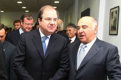 El presidente de la Junta de Castilla y Le&oacute;n, Juan Vicente Herrera, charla con el empresario de la miner&iacute;a Manuel Lamelas Viloria.