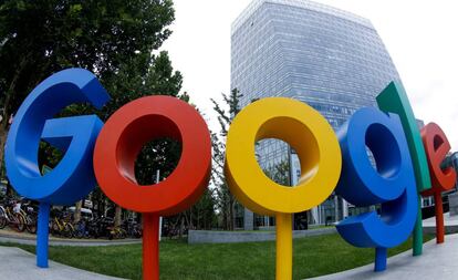 Logo de Google en la entrada de su sede en Pekín.