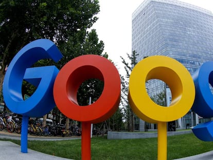 Logo de Google en la entrada de su sede en Pekín.
