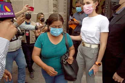 Dolores Bazaldúa, la madre de Debanhi Escobar, con Mariana Rodríguez, este viernes en Monterrey.