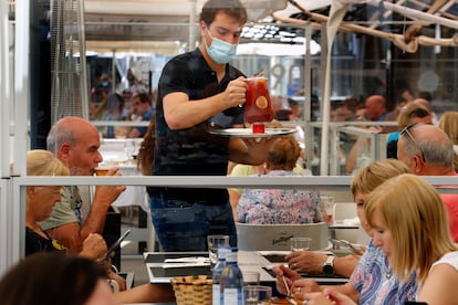 Un camarero sirve una sangría en un restaurante de Pamplona, el 12 de julio.