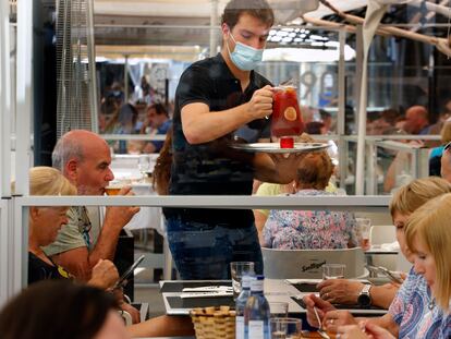 Un camarero cirve una sangria en un restaurante de Pamplona, el 12 de julio.